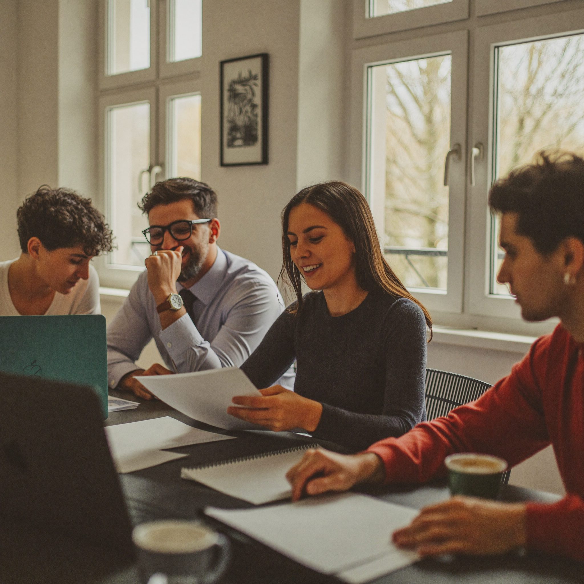 Echipă locală colaborând la proiecte de marketing digital